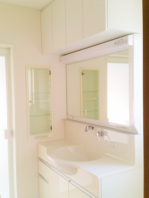 洗面台はTOTOのものを、吊り戸はパナソニックを利用。茶色から白の扉にすることで清潔感がアップしました。