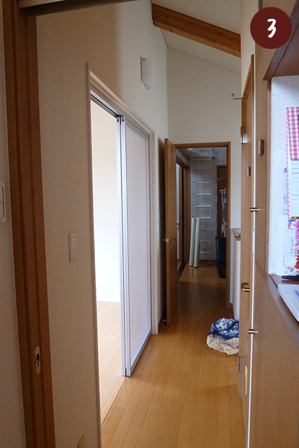 窓だったところを壁にしてしまうと暗くなるので、全面アクリルのガラス扉にしました。光がさし込みます。